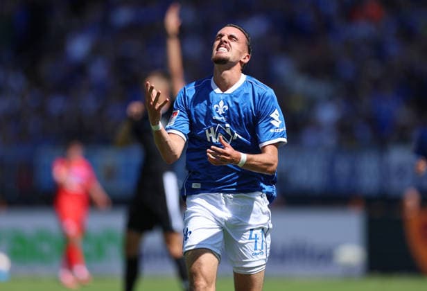08.08.2026, Fussball 2. Bundesliga, SV Darmstadt 98 - Holstein Kiel, v.l., Lance Duijvestijn (SV Darmstadt 98) enttaeuscht, enttaeuscht schauend, dissapointed, traurig, frustiert, frust, gefrustet, frustrated DFL DFB REGULATIONS PROHIBIT ANY USE OF PHOTOGRAPHS AS IMAGE SEQUENCES AND OR QUASI-VIDEO. xdcx *** August 8, 2026, Soccer 2. Bundesliga, SV Darmstadt 98 vs. Holstein Kiel, from left: Lance Duijvestijn of SV Darmstadt 98 looks disappointed, sad, frustrated, frustrated DFL DFB REGULATIONS PROHIBIT ANY USE OF PHOTOGRAPHS AS IMAGE SEQUENCES AND OR QUASI-VIDEO xdcx Copyright: HMBxMedia Claus
