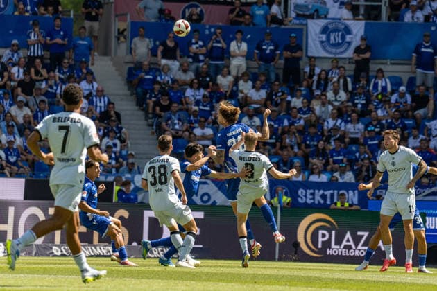 08.08.2026, xdaymx, Fussball 2.Bundesliga, Karlsruher SC - Arminia Bielefeld. Franke, Marcel (KSC) gewinnt ein umkämpftes Kopfballduell gegen Schreck, Sam (Bielefeld) (DFL DFB REGULATIONS PROHIBIT ANY USE OF PHOTOGRAPHS as IMAGE SEQUENCES and or QUASI-VIDEO) Karlsruhe *** August 8, 2026, xdaymx, Soccer 2. Bundesliga, Karlsruher SC vs. Arminia Bielefeld Franke, Marcel KSC wins a hard-fought header duel against Schreck, Sam Bielefeld DFL DFB REGULATIONS PROHIBIT ANY USE OF PHOTOGRAPHS as IMAGE SEQUENCES and or QUASI-VIDEO Karlsruhe