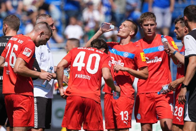 Hydration Break Trinkpause in der 2. Bundesligapartie, Trainer Tim Walter (Holstein Kiel) gibt Anweisungen - 08.08.2026 2. Bundesliga, Saison 26 27: SV Darmstadt 98 vs. Holstein Kiel, Stadion am Boellenfalltor, 1. Spieltag, emonline, emspor, *** Hydration Break during the 2. Bundesliga match; Coach Tim Walter of Holstein Kiel gives instructions August 8, 2026, 2. Bundesliga, Season 26–27, SV Darmstadt 98 vs. Holstein Kiel, Stadion am Boellenfalltor, Matchday 1, emonline, emspor,