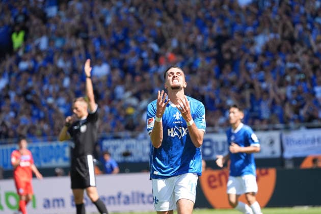 Lance Duijvestijn (SV Darmstadt 98) erzielt den Ausgleich und ist frustriert, da dieser aber nicht anerkannt wird wegen Abseits, wie Schiedsrichter Felix Bickel anzeigt - 08.08.2026 2. Bundesliga, Saison 26 27: SV Darmstadt 98 vs. Holstein Kiel, Stadion am Boellenfalltor, 1. Spieltag, emonline, emspor, *** Lance Duijvestijn of SV Darmstadt 98 scores the equalizer but is frustrated because the goal is disallowed for offside, as referee Felix Bickel signals. August 8, 2026, 2. Bundesliga, Season 26–27 SV Darmstadt 98 vs. Holstein Kiel, Stadion am Boellenfalltor, Matchday 1, emonline, emspor,