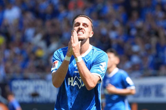 Lance Duijvestijn (SV Darmstadt 98) erzielt den Ausgleich und ist frustriert, da dieser aber nicht anerkannt wird wegen Abseits, wie Schiedsrichter Felix Bickel anzeigt - 08.08.2026 2. Bundesliga, Saison 26 27: SV Darmstadt 98 vs. Holstein Kiel, Stadion am Boellenfalltor, 1. Spieltag, emonline, emspor, *** Lance Duijvestijn of SV Darmstadt 98 scores the equalizer but is frustrated because the goal is disallowed for offside, as referee Felix Bickel signals. August 8, 2026, 2. Bundesliga, Season 26–27 SV Darmstadt 98 vs. Holstein Kiel, Stadion am Boellenfalltor, Matchday 1, emonline, emspor,