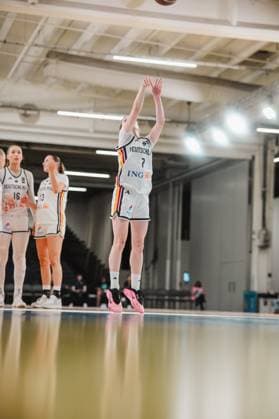 RECORD DATE NOT STATED Emma Steinbicker ( 7; Deutschland) springt ab und wirft den Ball in Richtung Korb, der Ball ist oben im Bild sichtbar. Im Hintergrund stehen zwei weitere Spielerinnen Deutschlands, darunter 16 Lilli Schultze und 13 Mia Wiegand. Emma Steinbicker ( 7; Deutschland) beim Sprungwurf in Stockholm *** Emma Steinbicker (No. 7, Germany) jumps and shoots the ball toward the basket; the ball is visible at the top of the frame. In the background are two other German players, including No. 16 Lilli Schultze and No. 13 Mia Wiegand. Emma Steinbicker (No. 7, Germany) takes a jump shot in Stockholm. Copyright: xJoelxKruehlerx