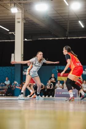 RECORD DATE NOT STATED Mia Wiegand ( 13; Deutschland) steht mit ausgebreiteten Armen in Defensivstellung und deckt eine Spielerin Montenegros ab. Im Hintergrund sind Zuschauer und eine deutsche Fahne zu sehen. Mia Wiegand ( 13; Deutschland) in Defensivstellung gegen Montenegro *** Mia Wiegand 13. Germany is in a defensive stance with her arms outstretched, marking a Montenegrin player. Spectators and a German flag can be seen in the background. Mia Wiegand 13. Germany in a defensive stance against Montenegro Copyright: xJoelxKruehlerx