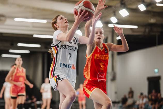RECORD DATE NOT STATED Emma Steinbicker ( 7; Deutschland) zieht mit dem Ball zum Korb und wird von Vanja Kaludjerovic ( 5; Montenegro) unter Druck gesetzt. Die Szene zeigt einen dynamischen Zweikampf in der Kistamässan in Stockholm. Emma Steinbicker ( 7; Deutschland) beim Korblegeangriff gegen Montenegro *** Emma Steinbicker (7, Germany) drives toward the basket with the ball and is pressured by Vanja Kaludjerovic (5, Montenegro). The scene shows a dynamic one-on-one battle at Kistamässan in Stockholm. Emma Steinbicker (7, Germany) attempts a layup against Montenegro. Copyright: xJoelxKruehlerx