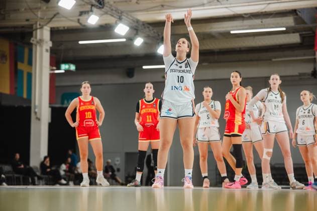 RECORD DATE NOT STATED Diana Ivancic ( 10; Deutschland) führt einen Freiwurf aus und blickt mit erhobenen Armen zum Korb. Im Hintergrund warten Spielerinnen beider Teams auf den Abprall. Diana Ivancic ( 10; Deutschland) beim Freiwurf gegen Montenegro *** Diana Ivancic, No. 10, Germany, takes a free throw and looks toward the basket with her arms raised. In the background, players from both teams wait for the rebound. Diana Ivancic, No. 10, Germany, taking a free throw against Montenegro Copyright: xJoelxKruehlerx