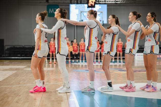 RECORD DATE NOT STATED Die deutsche Nationalmannschaft steht in einer Reihe auf dem Spielfeld der Kistamässan in Stockholm zur Aufstellung, die Spielerinnen legen die Hände auf die Schultern der Vorderfrau. Im Hintergrund ist das gegnerische Team in roten Trikots zu sehen. Lara Gierlich und Frederike Askamp bei der Mannschaftsaufstellung Deutschland *** The German national team lines up on the field at Kistamässan in Stockholm; the players place their hands on the shoulders of the player in front of them. In the background, the opposing team can be seen in red jerseys. Lara Gierlich and Frederike Askamp during the team lineup for Germany. Copyright: xJoelxKruehlerx