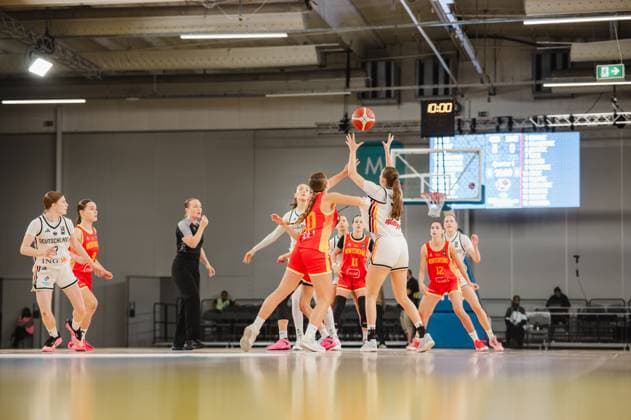 RECORD DATE NOT STATED Lara Gierlich von Deutschland zieht zum Korb hoch und wirft über eine montenegrinische Gegenspielerin, während der Ball bereits in der Luft ist. Die Szene zeigt mehrere Spielerinnen beider Teams im Kampf um die Rebound-Position in der Kistamässan Stockholm. Lara Gierlich ( 12; Deutschland) beim Wurfversuch gegen Montenegro *** Lara Gierlich of Germany drives toward the basket and shoots over a Montenegrin opponent while the ball is already in the air. The scene shows several players from both teams battling for the rebound at Kistamässan in Stockholm. Lara Gierlich (No. 12, Germany) attempts a shot against Montenegro. Copyright: xJoelxKruehlerx