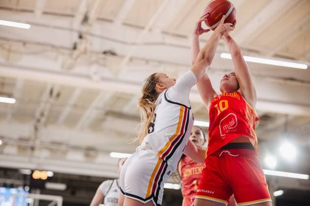 RECORD DATE NOT STATED Anja Adzic ( 10; Montenegro) kämpft in der Luft um den Ball gegen eine Spielerin Deutschlands in der Kistamässan Stockholm. Im Hintergrund ist eine weitere deutsche Spielerin zu sehen. Anja Adzic ( 10; Montenegro) im Zweikampf um den Ball gegen Deutschland *** Anja Adzic (No. 10, Montenegro) battles for the ball in the air against a German player at Kistamässan in Stockholm. Another German player can be seen in the background. Anja Adzic (No. 10, Montenegro) battles for the ball against Germany. Copyright: xJoelxKruehlerx