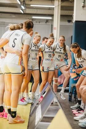 RECORD DATE NOT STATED Die deutschen Basketballerinnen versammeln sich während einer Auszeit an der Seitenlinie der Kistamässan in Stockholm. Frederike Askamp ( 14; Deutschland) und Mia Wiegand ( 13; Deutschland) sind Teil der Gruppe, die sich konzentriert über taktische Anweisungen beugt. Frederike Askamp ( 14) und Mia Wiegand ( 13) bei Deutschland-Auszeit in Stockholm *** The German women s basketball team gathers on the sideline at Kistamässan in Stockholm during a timeout. Frederike Askamp (14, Germany) and Mia Wiegand (13, Germany) are part of the group, who are intently listening to tactical instructions. Frederike Askamp (14) and Mia Wiegand (13) of Germany during a timeout in Stockholm Copyright: xJoelxKruehlerx