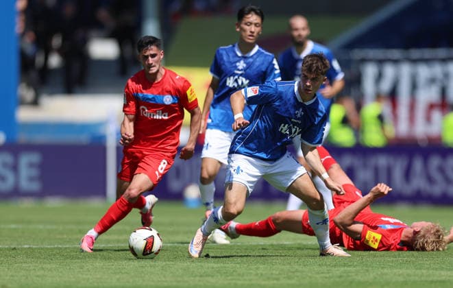 08.08.2026, Fussball 2. Bundesliga, SV Darmstadt 98 - Holstein Kiel, v.l., Guillermo Balzi (Holstein Kiel), Noah Weißhaupt (SV Darmstadt 98) DFL DFB REGULATIONS PROHIBIT ANY USE OF PHOTOGRAPHS AS IMAGE SEQUENCES AND OR QUASI-VIDEO. xdcx *** August 8, 2026, Soccer, 2. Bundesliga, SV Darmstadt 98 vs. Holstein Kiel, from left: Guillermo Balzi (Holstein Kiel), Noah Weißhaupt (SV Darmstadt 98). DFL and DFB regulations prohibit any use of photographs as image sequences and or quasi-video. xdcx Copyright: HMBxMedia Claus