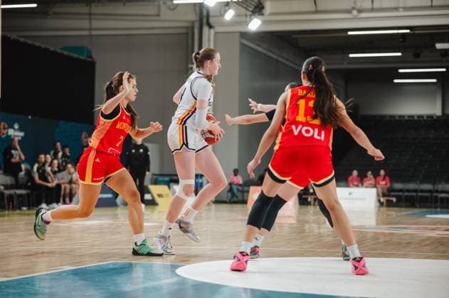 RECORD DATE NOT STATED Frederike Askamp behauptet den Ball im Zentrum gegen zwei Spielerinnen Montenegros, darunter 11 Milena Vujovic. Die Szene findet in der Kistamässan in Stockholm statt. Frederike Askamp ( 14; Deutschland) im Zweikampf gegen Montenegro *** Frederike Askamp holds onto the ball in the center against two Montenegrin players, including No. 11 Milena Vujovic. The scene takes place at the Kistamässan in Stockholm. Frederike Askamp (No. 14, Germany) in a one-on-one battle against Montenegro. Copyright: xJoelxKruehlerx