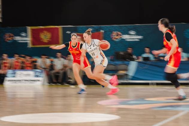 RECORD DATE NOT STATED Sarah Siebold ( 20; Deutschland) treibt den Ball in Richtung Korb und setzt sich gegen zwei Spielerinnen Montenegros durch. Die Szene zeigt intensiven Zweikampf in der Kistamässan in Stockholm. Sarah Siebold ( 20; Deutschland) im Dribbling gegen Montenegro *** Sarah Siebold 20 of Germany drives the ball toward the basket and breaks through the defense of two Montenegrin players. The scene shows an intense one-on-one battle at the Kistamässan in Stockholm. Sarah Siebold 20 of Germany dribbles against Montenegro. Copyright: xJoelxKruehlerx