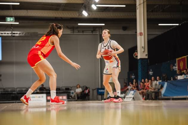 RECORD DATE NOT STATED Eine Spielerin im weißen Trikot hält den Ball und sucht eine Anspielstation, während eine Gegenspielerin im roten Trikot mit Nummer 12 den Weg versperrt. Die Szene findet in der Kistamässan in Stockholm statt. Ballführende Spielerin im Eins-gegen-eins beim Basketball in Stockholm *** A player in a white jersey is dribbling the ball and looking for a teammate to pass to, while an opposing player in a red jersey with the number 12 is blocking her path. The scene takes place at Kistamässan in Stockholm. A player with the ball in a one-on-one situation during a basketball game in Stockholm Copyright: xJoelxKruehlerx