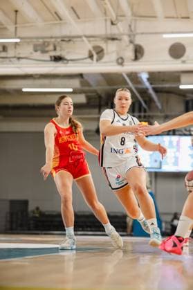 RECORD DATE NOT STATED Darina Zraychenko ( 8; Deutschland) setzt sich im Zweikampf gegen eine Spielerin Montenegros durch und strebt in Richtung Korb. Die Szene zeigt intensiven Körperkontakt auf dem Parkett der Kistamässan in Stockholm. Darina Zraychenko ( 8; Deutschland) im Zweikampf gegen Montenegro *** Darina Zraychenko 8 of Germany beats out a Montenegrin player in a one-on-one battle and drives toward the basket. The scene shows intense physical contact on the court at Kistamässan in Stockholm. Darina Zraychenko 8 of Germany in a one-on-one battle against Montenegro Copyright: xJoelxKruehlerx
