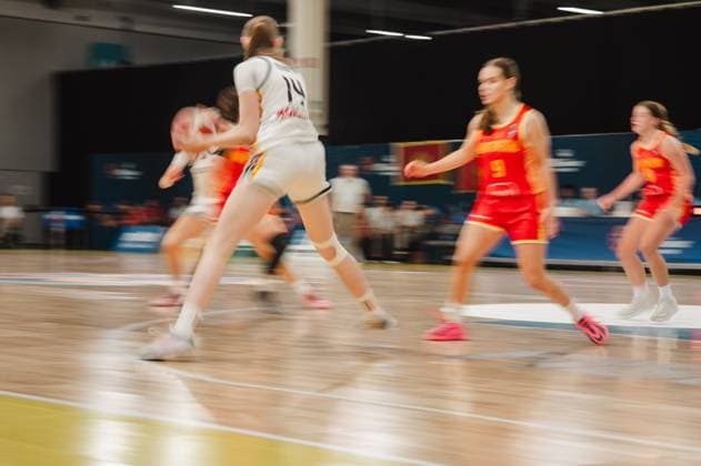 RECORD DATE NOT STATED Frederike Askamp ( 14; Deutschland) kämpft im Zentrum um den Ball gegen Spielerinnen Montenegros, darunter 9 Sofija Vuckovic. Die Szene zeigt intensive Körperkontakt-Aktion beim Turnier in der Kistamässan Stockholm. Frederike Askamp ( 14; Deutschland) im Zweikampf gegen Montenegro *** Frederike Askamp 14 (Germany) battles for the ball in the center against Montenegro players, including No. 9 Sofija Vuckovic. The scene shows intense physical contact during the tournament at Kistamässan in Stockholm. Frederike Askamp 14 (Germany) in a one-on-one battle against Montenegro Copyright: xJoelxKruehlerx