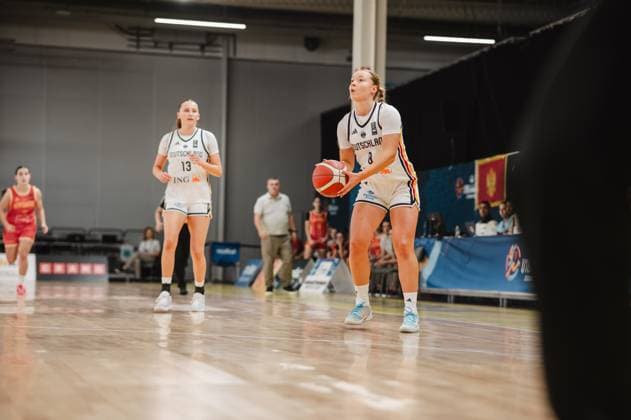 RECORD DATE NOT STATED Darina Zraychenko ( 8; Deutschland) bereitet sich auf einen Freiwurf vor, den Blick auf den Korb gerichtet und den Basketball in beiden Händen haltend. Im Hintergrund steht Mia Wiegand ( 13; Deutschland), während eine Gegenspielerin von Montenegro am linken Bildrand zu sehen ist. Darina Zraychenko ( 8; Deutschland) beim Freiwurf in Stockholm *** Darina Zraychenko 8 (Germany) is preparing to take a free throw, her eyes fixed on the basket and the basketball held in both hands. In the background stands Mia Wiegand 13 (Germany), while an opposing player from Montenegro can be seen on the left edge of the frame. Darina Zraychenko 8 of Germany taking a free throw in Stockholm Copyright: xJoelxKruehlerx