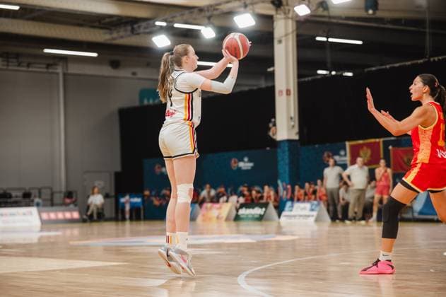 RECORD DATE NOT STATED Frederike Askamp springt ab und zieht zum Wurf hoch, während eine Spielerin Montenegros mit erhobener Hand verteidigt. Die Szene findet in der Kistamässan in Stockholm statt. Frederike Askamp ( 14; Deutschland) beim Sprungwurf gegen Montenegro *** Frederike Askamp jumps and winds up for the shot, while a Montenegrin player defends with her hand raised. The scene takes place at the Kistamässan in Stockholm. Frederike Askamp, No. 14 for Germany, takes a jump shot against Montenegro. Copyright: xJoelxKruehlerx