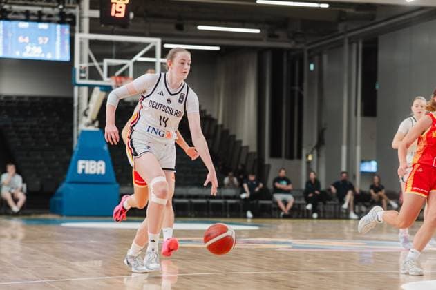 RECORD DATE NOT STATED Frederike Askamp ( 14; Deutschland) dribbelt mit dem Ball in Richtung Korb, während eine Spielerin Montenegros am rechten Bildrand mitläuft. Im Hintergrund ist das Spielfeld der Kistamässan in Stockholm zu sehen. Frederike Askamp ( 14; Deutschland) treibt den Ball voran *** Frederike Askamp 14 of Germany dribbles the ball toward the basket, while a Montenegrin player runs alongside her on the right edge of the frame. In the background, the court at Kistamässan in Stockholm is visible. Frederike Askamp 14 of Germany drives the ball forward Copyright: xJoelxKruehlerx