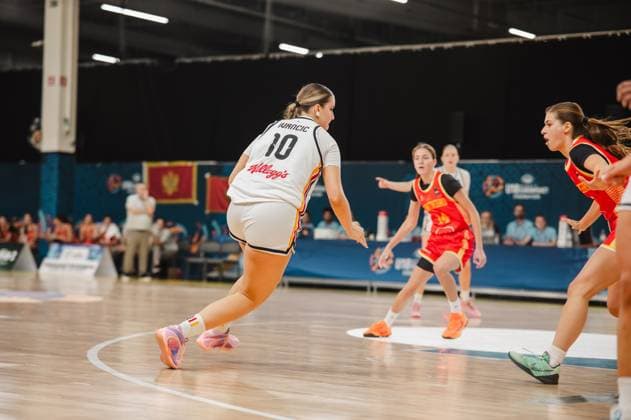 RECORD DATE NOT STATED Diana Ivancic ( 10; Deutschland) treibt den Ball in Richtung Korb, während zwei Spielerinnen Montenegros die Verteidigung aufbauen. Die Szene findet in der Kistamässan in Stockholm statt. Diana Ivancic ( 10; Deutschland) im Angriff gegen Montenegro *** Diana Ivancic 10 of Germany drives the ball toward the basket while two Montenegrin players set up their defense. The scene takes place at Kistamässan in Stockholm. Diana Ivancic 10 of Germany on the offensive against Montenegro Copyright: xJoelxKruehlerx