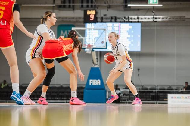RECORD DATE NOT STATED Noemi Schonauer ( 6; Deutschland) dribbelt mit dem Ball in der Angriffszone, während eine Mitspielerin einen Blockeinsatz gegen eine Gegenspielerin von Montenegro setzt. Die Spieluhr zeigt 3:56 Minuten in der 9. Minute. Noemi Schonauer ( 6; Deutschland) im Spielaufbau gegen Montenegro *** Noemi Schonauer (No. 6, Germany) dribbles the ball in the offensive zone while a teammate blocks an opponent from Montenegro. The game clock shows 3:56 in the 9th minute. Noemi Schonauer (No. 6, Germany) builds up the play against Montenegro. Copyright: xJoelxKruehlerx