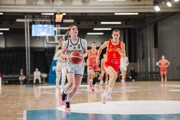 RECORD DATE NOT STATED Eine Spielerin Deutschlands treibt den Ball im Fastbreak Richtung Korb, während Vanja Kaludjerovic ( 5; Montenegro) als Verteidigerin folgt. Im Hintergrund sind weitere Spielerinnen beider Teams zu sehen. Deutschland-Spielerin im Fastbreak gegen Vanja Kaludjerovic ( 5; Montenegro) *** A German player drives toward the basket on a fast break, while Vanja Kaludjerovic (No. 5, Montenegro) follows her as a defender. In the background, other players from both teams can be seen. A German player on a fast break against Vanja Kaludjerovic (No. 5, Montenegro) Copyright: xJoelxKruehlerx