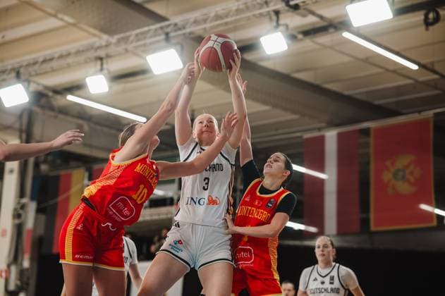 RECORD DATE NOT STATED Greta Metz ( 3; Deutschland) stemmt sich mit beiden Händen gegen zwei Spielerinnen Montenegros, darunter 10 Anja Adzic, um den Ballbesitz. Im Hintergrund ist Lara Gierlich ( 12; Deutschland) zu sehen, die die Szene beobachtet. Greta Metz ( 3; Deutschland) kämpft um den Ball gegen Montenegro *** Greta Metz (No. 3, Germany) is bracing herself with both hands against two Montenegrin players, including No. 10 Anja Adzic, to maintain possession of the ball. In the background, Lara Gierlich (No. 12, Germany) can be seen watching the action. Greta Metz (No. 3, Germany) is battling for the ball against Montenegro. Copyright: xJoelxKruehlerx