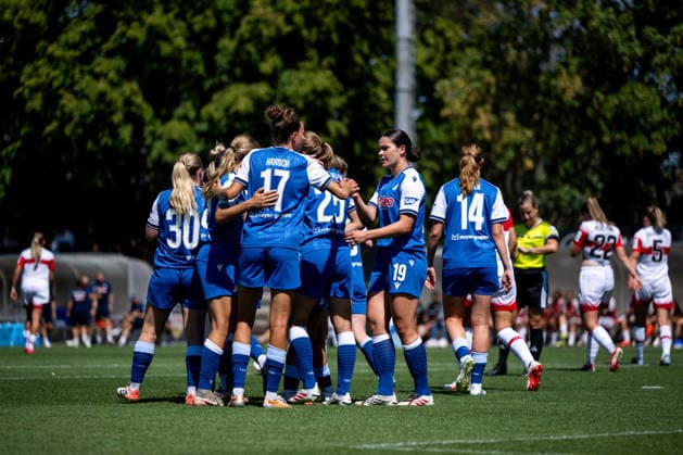 08.08.2026, GER, Fussball, Frauen, Testspiel, Saison 2026 2027, VfB Stuttgart vs TSG 1899 Hoffenheim Nadine Bitzer ( Hoffenheim, 30 ), Franziska Harsch ( Hoffenheim, 17 ), Jonna van de Velde ( Hoffenheim, 25 ), Svenja Fölmli ( Hoffenheim, 19 ), Lisa Doorn ( Hoffenheim, 14 ) jubeln über das Tor zum 1:1, Stuttgart Robert-Schlienz-Stadion Baden-Württemberg Deutschland *** August 8, 2026, GER, Soccer, Women, Friendly, 2026–2027 Season, VfB Stuttgart vs. TSG 1899 Hoffenheim: Nadine Bitzer (Hoffenheim, 30), Franziska Harsch (Hoffenheim, 17), Jonna van de Velde (Hoffenheim, 25), Svenja Fölmli (Hoffenheim, 19), Lisa Doorn (Hoffenheim, 14) celebrate the goal that tied the score at 1–1, Stuttgart Robert Schlienz Stadium, Baden-Württemberg, Germany Copyright: xNordphoto Memmlerx