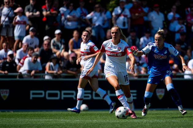 08.08.2026, GER, Fussball, Frauen, Testspiel, Saison 2026 2027, VfB Stuttgart vs TSG 1899 Hoffenheim Janina Hechler ( VfB Stuttgart, 16 ) am Ball im Zweikampf mit Laura Gloning ( Hoffenheim, 20 ), Stuttgart Robert-Schlienz-Stadion Baden-Württemberg Deutschland *** August 8, 2026, GER, Soccer, Women, Friendly, 2026–2027 Season, VfB Stuttgart vs. TSG 1899 Hoffenheim: Janina Hechler (VfB Stuttgart, No. 16) battles for the ball with Laura Gloning (Hoffenheim, No. 20) at the Robert Schlienz Stadium in Stuttgart, Baden-Württemberg, Germany Copyright: xNordphoto Memmlerx