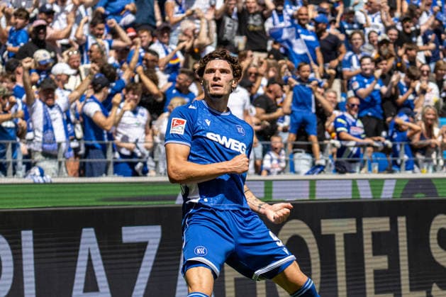 08.08.2026, xdaymx, Fussball 2.Bundesliga, Karlsruher SC - Arminia Bielefeld. Torjubel vom Torschützen Broschinski, Moritz zum 1:0 Führungstreffer. (DFL DFB REGULATIONS PROHIBIT ANY USE OF PHOTOGRAPHS as IMAGE SEQUENCES and or QUASI-VIDEO) Karlsruhe *** August 8, 2026, xdaymx, Soccer 2. Bundesliga, Karlsruher SC vs. Arminia Bielefeld—Goal celebration by goal scorer Broschinski, Moritz on the 1–0 opening goal. DFL and DFB regulations prohibit any use of photographs as image sequences and or quasi-video. Karlsruhe