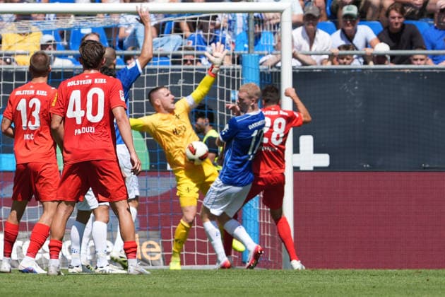 Torwart Marcel Schuhen (SV Darmstadt 98) klärt gegen Jonas Meffert (Holstein Kiel) - 08.08.2026 2. Bundesliga, Saison 26 27: SV Darmstadt 98 vs. Holstein Kiel, Stadion am Boellenfalltor, 1. Spieltag, emonline, emspor, *** Goalkeeper Marcel Schuhen of SV Darmstadt 98 makes a save against Jonas Meffert of Holstein Kiel August 8, 2026 2. Bundesliga, Season 26–27 SV Darmstadt 98 vs. Holstein Kiel, Stadion am Boellenfalltor, Matchday 1, emonline, emspor,