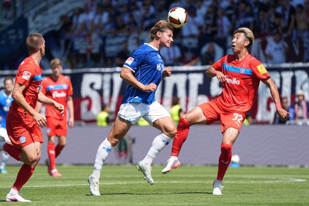 Fynn Lakenmacher (SV Darmstadt 98) gegen Hiroki Sekine (Holstein Kiel) - 08.08.2026 2. Bundesliga, Saison 26 27: SV Darmstadt 98 vs. Holstein Kiel, Stadion am Boellenfalltor, 1. Spieltag, emonline, emspor, *** Fynn Lakenmacher (SV Darmstadt 98) vs. Hiroki Sekine (Holstein Kiel) August 8, 2026, 2. Bundesliga, Season 26–27, SV Darmstadt 98 vs. Holstein Kiel, Stadion am Boellenfalltor, Matchday 1, emonline, emspor,