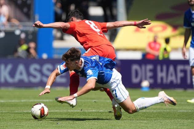 Guillermo Balzi (Holstein Kiel) foult Noah Weißhaupt (SV Darmstadt 98) - 08.08.2026 2. Bundesliga, Saison 26 27: SV Darmstadt 98 vs. Holstein Kiel, Stadion am Boellenfalltor, 1. Spieltag, emonline, emspor, *** Guillermo Balzi (Holstein Kiel) fouls Noah Weißhaupt (SV Darmstadt 98) August 8, 2026, 2. Bundesliga, Season 26–27, SV Darmstadt 98 vs. Holstein Kiel, Stadion am Boellenfalltor, Matchday 1, emonline, emspor,