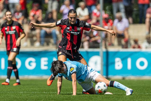 Carlotta Wamser (Bayer 04 Leverkusen) und Kokona Iwasaki (Feyenoord Rotterdam) im Zweikampf waehrend des Freundschaftsspiels zwischen Bayer 04 Leverkusen Frauen und Feyenoord Rotterdam Frauen, Ulrich-Haberland-Stadion am 08. August 2026 in Leverkusen, Deutschland. (Foto von Mario Hommes DeFodi Images) +++ Carlotta Wamser (Bayer 04 Leverkusen) und Kokona Iwasaki (Feyenoord Rotterdam) battle for the ball during the Pre-Season Friendly match between Bayer 04 Leverkusen Women and Feyenoord Rotterdam Women at Ulrich-Haberland-Stadion on August 8, 2026 in Leverkusen, Germany. (Photo by Mario Hommes DeFodi Images) - *** Carlotta Wamser of Bayer 04 Leverkusen and Kokona Iwasaki of Feyenoord Rotterdam battle for the ball during the preseason friendly match between the Bayer 04 Leverkusen women’s team and the Feyenoord Rotterdam women’s team at Ulrich Haberland Stadium on August 8, 2026, in Leverkusen, Germany. Photo by Mario Hommes, DeFodi Images. Carlotta Wamser of Bayer 04 Leverkusen and Kokona Iwasaki of Feyenoord Rotterdam battle for the ball during the preseason friendly match between Bayer 04 Leverkusen Women and Feyenoord Rotterdam Women at Ulrich Haberland Stadium on August 8, 2026 in Leverkusen, Germany Photo by Mario Hommes DeFodi Images