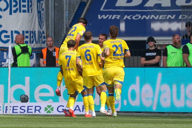 08.08.2026, xgox, Fussball - 2.Bundesliga 1.FC Magdeburg - Eintracht Braunschweig emspor, v.l. Jubel nach dem 0:1 durch Aaron Opoku (Braunschweig, 17) (DFL DFB REGULATIONS PROHIBIT ANY USE OF PHOTOGRAPHS as IMAGE SEQUENCES and or QUASI-VIDEO) Magdeburg *** August 8, 2026, xgox, Soccer, 2. Bundesliga, 1. FC Magdeburg vs. Eintracht Braunschweig, emspor, from left: Celebrations after Aaron Opoku’s 0–1 goal for Braunschweig, 17 DFL and DFB regulations prohibit any use of photographs as image sequences and or quasi-video, Magdeburg