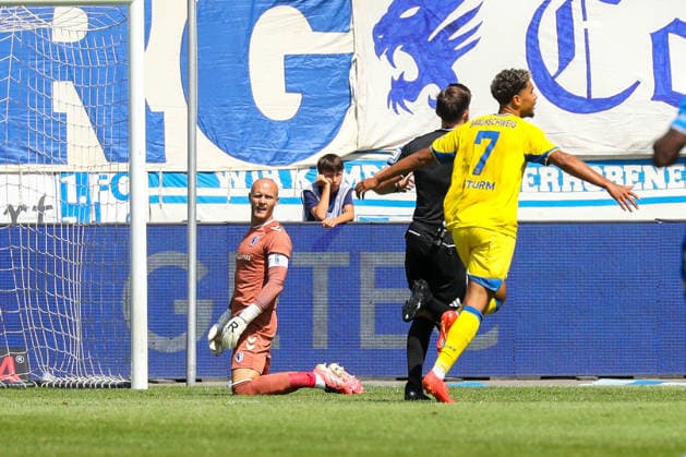 08.08.2026, xgox, Fussball - 2.Bundesliga 1.FC Magdeburg - Eintracht Braunschweig emspor, v.l. Dominik Reimann (Magdeburg, 1) enttaeuscht, schaut enttaeuscht, niedergeschlagen, disappointed (DFL DFB REGULATIONS PROHIBIT ANY USE OF PHOTOGRAPHS as IMAGE SEQUENCES and or QUASI-VIDEO) Magdeburg *** August 8, 2026, xgox, Soccer 2. Bundesliga 1 FC Magdeburg Eintracht Braunschweig emspor, from left: Dominik Reimann (Magdeburg), 1 disappointed, looks disappointed, dejected, disappointed DFL DFB REGULATIONS PROHIBIT ANY USE OF PHOTOGRAPHS as IMAGE SEQUENCES and or QUASI-VIDEO Magdeburg