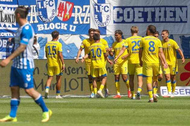 08.08.2026, xgox, Fussball - 2.Bundesliga 1.FC Magdeburg - Eintracht Braunschweig emspor, v.l. Jubel nach dem 0:2 durch Jan Urbich (Braunschweig, 27) (DFL DFB REGULATIONS PROHIBIT ANY USE OF PHOTOGRAPHS as IMAGE SEQUENCES and or QUASI-VIDEO) Magdeburg *** August 8, 2026, xgox, Soccer 2. Bundesliga: 1. FC Magdeburg vs. Eintracht Braunschweig (emspor), from left: Celebrations after Jan Urbich’s 0–2 goal for Braunschweig, 27 DFL and DFB regulations prohibit any use of photographs as image sequences and or quasi-video, Magdeburg