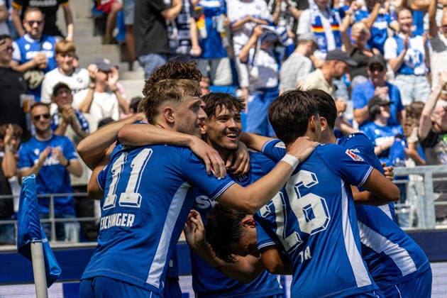 08.08.2026, xdaymx, Fussball 2.Bundesliga, Karlsruher SC - Arminia Bielefeld. Torjubel vom Torschützen Broschinski, Moritz zum 1:0 Führungstreffer zusammen mit der Mannschaft. (DFL DFB REGULATIONS PROHIBIT ANY USE OF PHOTOGRAPHS as IMAGE SEQUENCES and or QUASI-VIDEO) Karlsruhe *** August 8, 2026, xdaymx, Soccer 2. Bundesliga, Karlsruher SC vs. Arminia Bielefeld—Goal celebration by goal scorer Broschinski, Moritz on the 1–0 opening goal together with the team. DFL and DFB regulations prohibit any use of photographs as image sequences and or quasi-video. Karlsruhe