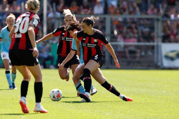 Fußball I Frauen I Testspiel I Bayer 04 Leverkusen - Feyenoord Rotterdam I 08.08.2026 Selina Ostermeier (2, Bayer 04 Leverkusen) im Zweikampf Leverkusen Ulrich-Haberland-Stadion Niedersachsen Deutschland *** Soccer I Women s I Friendly Match I Bayer 04 Leverkusen vs. Feyenoord Rotterdam I August 8, 2026 Selina Ostermeier 2, Bayer 04 Leverkusen in a tackle at the Ulrich Haberland Stadium in Lower Saxony, Germany Copyright: xLobeca CedricxSiefkerx