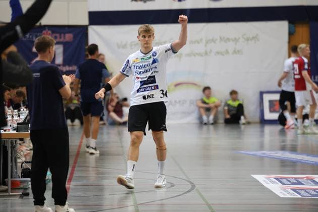 Silas Overby ( 36; Mors Thy Handbold) reckt die Faust in die Höhe und feiert einen Treffer in der KGS-Sporthalle Schneverdingen. Im Hintergrund applaudiert ein Betreuer vom Teamtisch aus. Silas Overby ( 36; Mors Thy Handbold) bejubelt Torerfolg *** Silas Overby, 36, of Mors Thy Handbold, raises his fist in the air and celebrates a goal at the KGS Sports Hall in Schneverdingen. In the background, a coach at the team table applauds as Silas Overby, 36, of Mors Thy Handbold, celebrates his goal. Copyright: xspeedshotx