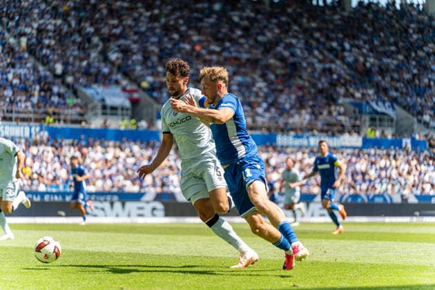 08.08.2026, xdaymx, Fussball 2.Bundesliga, Karlsruher SC - Arminia Bielefeld. vl. Bauer, Maximilian (Bielefeld) im Zweikampf mit Eichinger, Noel (Karlsruhe). (DFL DFB REGULATIONS PROHIBIT ANY USE OF PHOTOGRAPHS as IMAGE SEQUENCES and or QUASI-VIDEO) Karlsruhe *** August 8, 2026, xdaymx, Soccer 2. Bundesliga, Karlsruher SC vs. Arminia Bielefeld, vl Bauer, Maximilian Bielefeld in a tackle with Eichinger, Noel Karlsruhe DFL DFB REGULATIONS PROHIBIT ANY USE OF PHOTOGRAPHS AS IMAGE SEQUENCES AND OR QUASI-VIDEO Karlsruhe