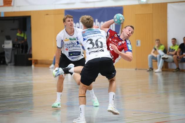 Moritz Sauter ( 33; HSV Hamburg) versucht sich beim Wurf gegen den Abwehrdruck von Silas Overby ( 36; Mors Thy Handbold) durchzusetzen, der Ball ist bereits in der Wurfbewegung. Kasper Didriksen ( 33; Mors Thy Handbold) beobachtet die Szene im Hintergrund in der KGS-Sporthalle Schneverdingen. Moritz Sauter ( 33; HSV Hamburg) im Zweikampf gegen Silas Overby ( 36; Mors Thy Handbold) *** Moritz Sauter (33, HSV Hamburg) tries to get a shot off despite the defensive pressure from Silas Overby (36, Mors Thy Handbold), the ball is already in flight as Kasper Didriksen, 33, of Mors Thy Handbold, watches the action in the background at the KGS Sports Hall in Schneverdingen. Moritz Sauter, 33, of HSV Hamburg, battles Silas Overby, 36, of Mors Thy Handbold. Copyright: xspeedshotx