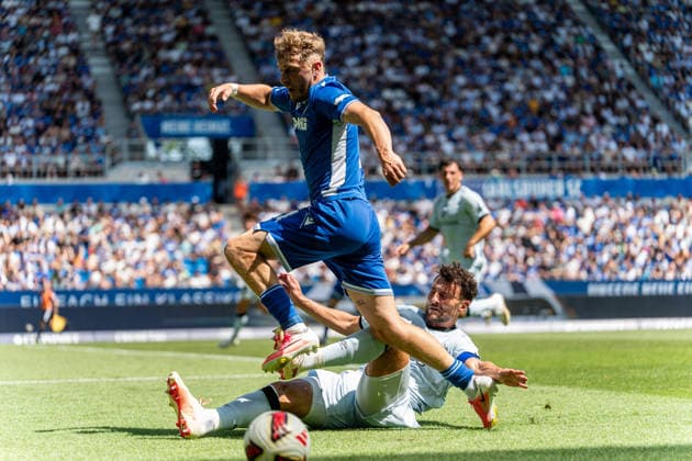 08.08.2026, xdaymx, Fussball 2.Bundesliga, Karlsruher SC - Arminia Bielefeld. vl. Bauer, Maximilian (Bielefeld) im Zweikampf mit einer harten Grätsche gegen Eichinger, Noel (Karlsruhe). (DFL DFB REGULATIONS PROHIBIT ANY USE OF PHOTOGRAPHS as IMAGE SEQUENCES and or QUASI-VIDEO) Karlsruhe *** August 8, 2026, xdaymx, Soccer 2. Bundesliga, Karlsruher SC vs. Arminia Bielefeld, referee Bauer, Maximilian Bielefeld in a tackle with a hard slide tackle against Eichinger, Noel Karlsruhe DFL DFB REGULATIONS PROHIBIT ANY USE OF PHOTOGRAPHS as IMAGE SEQUENCES and or QUASI-VIDEO Karlsruhe