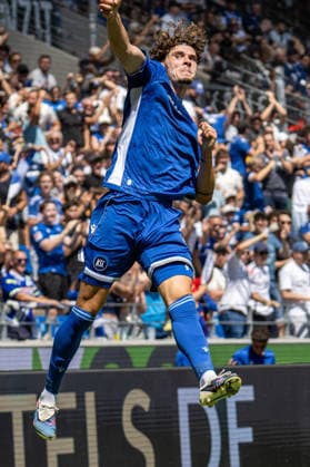 08.08.2026, xdaymx, Fussball 2.Bundesliga, Karlsruher SC - Arminia Bielefeld. Broschinski, Moritz jubelt nach seinem Führungstreffer zum 1:0. (DFL DFB REGULATIONS PROHIBIT ANY USE OF PHOTOGRAPHS as IMAGE SEQUENCES and or QUASI-VIDEO) Karlsruhe *** August 8, 2026, xdaymx, Soccer 2. Bundesliga, Karlsruher SC vs. Arminia Bielefeld, Broschinski, Moritz celebrates after scoring the opening goal to make it 1–0. DFL and DFB regulations prohibit any use of photographs as image sequences and or quasi-video. Karlsruhe