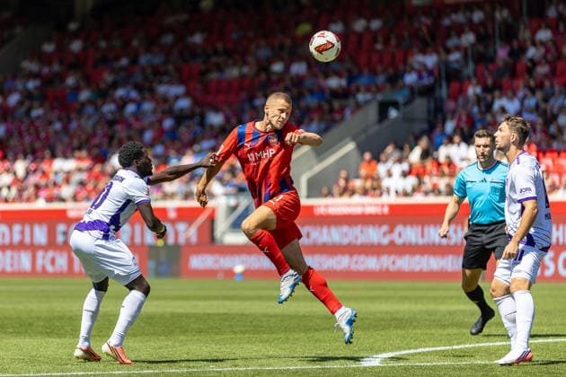 Adrian Beck (1.FC Heidenheim, 21) Kopfball gegen Ismail Badjie (VfL Osnabrueck, 10) Robin Meissner (VfL Osnabrueck, 11), GER, 1.FC Heidenheim vs. VfL Osnabrueck, Fussball, 2. Bundesliga, 01. Spieltag, Spielzeit 2026 2027, 08.08.2026, DFL DFB REGULATIONS PROHIBIT ANY USE OF PHOTOGRAPHS AS IMAGE SEQUENCES AND OR QUASI-VIDEO, GER, 1.FC Heidenheim vs. VfL Osnabrueck, Fussball, 2. Bundesliga, 01. Spieltag, Spielzeit 2026 2027, 08.08.2026 Heidenheim *** Adrian Beck, 1 FC Heidenheim, 21, header against Ismail Badjie, VfL Osnabrück, 10, Robin Meissner, VfL Osnabrück, 11, GER, 1 FC Heidenheim vs. VfL Osnabrück, soccer, 2. Bundesliga, Matchday 01, 2026–2027 season, August 8, 2026, DFL and DFB regulations prohibit any use of photographs as image sequences and or quasi-video, GER, 1 FC Heidenheim vs. VfL Osnabrück, Soccer, 2. Bundesliga, Matchday 1, 2026–2027 Season, August 8, 2026, Heidenheim Copyright: xEibner-Pressefoto JanixPlessx EP_JPL