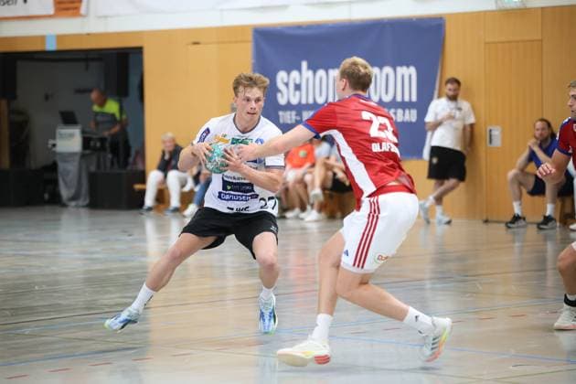 Simon Skorhus Jensen ( 27; Mors Thy Handbold) behauptet den Ball gegen den drängenden Einar Olafsson ( 23; HSV Hamburg) in der KGS-Sporthalle Schneverdingen. Beide Spieler sind in vollem Körpereinsatz, Jensen sucht den Weg durch die Abwehr. Simon Skorhus Jensen ( 27; Mors Thy Handbold) im Zweikampf gegen Einar Olafsson ( 23; HSV Hamburg) *** Simon Skorhus Jensen, 27, of Mors Thy Handbold, holds onto the ball against the pressing Einar Olafsson, 23, of HSV Hamburg, at the KGS Sports Hall in Schneverdingen. Both players are giving it their all, Jensen looks for a way through the defense. Simon Skorhus Jensen, 27, of Mors Thy Handbold, in a one-on-one battle against Einar Olafsson, 23, of HSV Hamburg Copyright: xspeedshotx