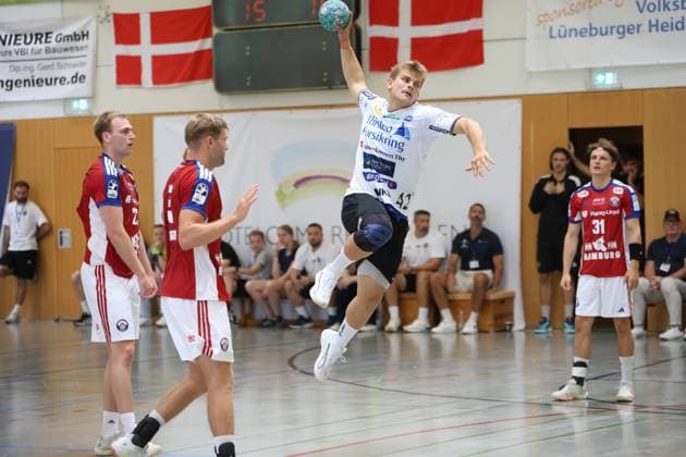 Viggo Bransholm ( 42; Mors Thy Handbold) springt hoch und zieht zum Wurf ab, während Einar Olafsson ( 23; HSV Hamburg) und ein weiterer HSV-Spieler die Abwehr halten. Die Szene findet in der KGS-Sporthalle in Schneverdingen statt. Viggo Bransholm ( 42; Mors Thy Handbold) beim Sprungwurf gegen HSV Hamburg *** Viggo Bransholm, 42, of Mors Thy Handbold, jumps high and takes a shot, while Einar Olafsson (23) of HSV Hamburg and another HSV player hold the defense. The scene takes place in the KGS Sports Hall in Schneverdingen. Viggo Bransholm (42) of Mors Thy Handbold attempts a jump shot against HSV Hamburg. Copyright: xspeedshotx