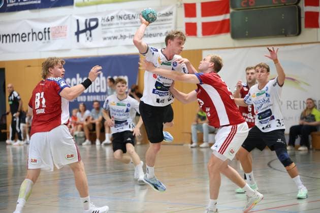 Kasper Didriksen von Mors Thy Handbold zieht in der KGS-Sporthalle Schneverdingen hoch zum Sprungwurf und wird dabei von Oliver Norlyk ( 5; HSV Hamburg) geblockt. Mehrere Spieler beider Teams sind in der dynamischen Szene zu sehen. Kasper Didriksen (Mors Thy Handbold) springt zum Wurf gegen HSV Hamburg *** Kasper Didriksen of Mors Thy Handbold leaps for a jump shot in the KGS Sports Hall in Schneverdingen and is blocked by Oliver Norlyk 5 of HSV Hamburg. Several players from both teams can be seen in this dynamic scene. Kasper Didriksen of Mors Thy Handbold jumps to take a shot against HSV Hamburg. Copyright: xspeedshotx