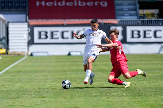 v.li.: Seyhan Yigit (SVS, 22), Max Lippert (Steinbach, 33), Zweikampf, Spielszene, Duell, duel, tackle, tackling, Dynamik, Action, Aktion, 08.08.2026, Sandhausen (Deutschland), Fussball, Regionalliga Südwest, SV Sandhausen - TSV Steinbach Haiger *** v li Seyhan Yigit SVS, 22, Max Lippert Steinbach, 33, tackle, game scene, duel, tackle, tackling, dynamics, action, 08 08 2026, Sandhausen, Germany, soccer, Regionalliga Southwest, SV Sandhausen vs. TSV Steinbach Haiger xozx