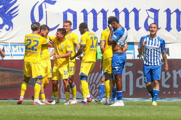 08.08.2026, xgox, Fussball - 2.Bundesliga 1.FC Magdeburg - Eintracht Braunschweig emspor, v.l. Jubel nach dem 0:4 durch Mehmet Can Aydin (Braunschweig, 8), Magdeburg enttaeuscht, schaut enttaeuscht, niedergeschlagen, disappointed (DFL DFB REGULATIONS PROHIBIT ANY USE OF PHOTOGRAPHS as IMAGE SEQUENCES and or QUASI-VIDEO) Magdeburg *** August 8, 2026, xgox, Soccer 2. Bundesliga: 1. FC Magdeburg vs. Eintracht Braunschweig, emspor, from left: Celebrations after the 0–4 goal by Mehmet Can Aydin (Braunschweig), 8, Magdeburg disappointed, looking disappointed, dejected, disappointed DFL DFB REGULATIONS PROHIBIT ANY USE OF PHOTOGRAPHS as IMAGE SEQUENCES and or QUASI-VIDEO Magdeburg