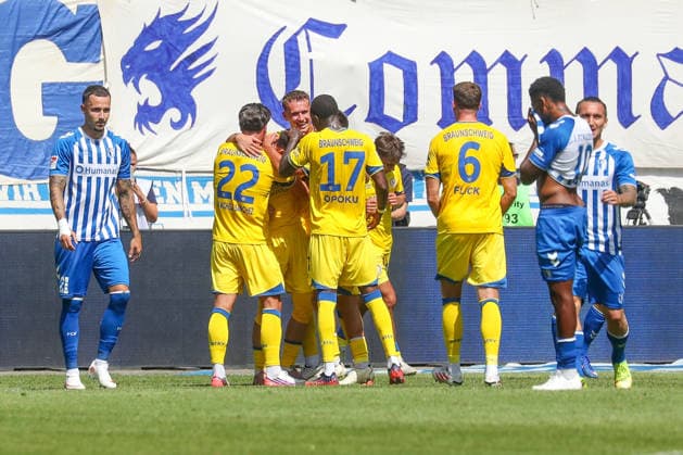 08.08.2026, xgox, Fussball - 2.Bundesliga 1.FC Magdeburg - Eintracht Braunschweig emspor, v.l. Jubel nach dem 0:4 durch Mehmet Can Aydin (Braunschweig, 8), Magdeburg enttaeuscht, schaut enttaeuscht, niedergeschlagen, disappointed (DFL DFB REGULATIONS PROHIBIT ANY USE OF PHOTOGRAPHS as IMAGE SEQUENCES and or QUASI-VIDEO) Magdeburg *** August 8, 2026, xgox, Soccer 2. Bundesliga: 1. FC Magdeburg vs. Eintracht Braunschweig, emspor, from left: Celebrations after the 0–4 goal by Mehmet Can Aydin (Braunschweig), 8, Magdeburg disappointed, looking disappointed, dejected, disappointed DFL DFB REGULATIONS PROHIBIT ANY USE OF PHOTOGRAPHS as IMAGE SEQUENCES and or QUASI-VIDEO Magdeburg